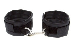 Чёрные полиуретановые наручники с карабином Beginners Wrist Restraints Чёрные полиуретановые наручники с карабином Beginners Wrist Restraints