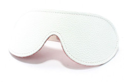 Бело-красная двусторонняя кожаная маска на глаза на резинке Бело-красная двусторонняя кожаная маска на глаза на резинке