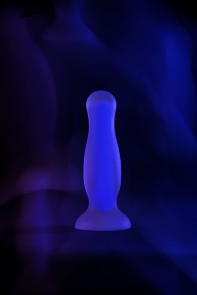 Голубая, светящаяся в темноте анальная втулка Kyle Glow - 10 см. Голубая, светящаяся в темноте анальная втулка Kyle Glow - 10 см.