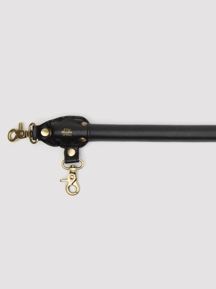 Черная распорка для ног Bound to You Faux Leather Spreader Bar - 50,8 см. Черная распорка для ног Bound to You Faux Leather Spreader Bar - 50,8 см.