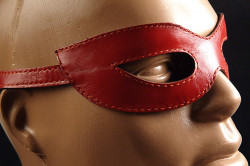 Красная лаковая маска на глаза Хищница Красная лаковая маска на глаза Хищница