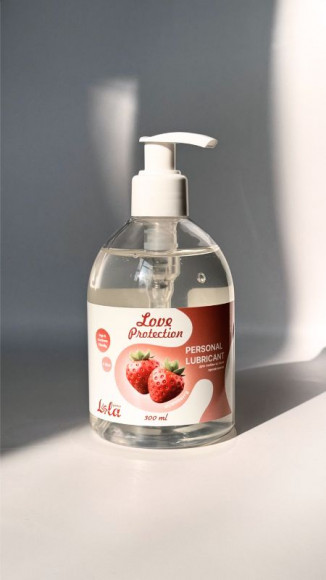 Лубрикант на водной снове Love Protection Strawberry с ароматом клубники - 300 мл. Лубрикант на водной снове Love Protection Strawberry с ароматом клубники - 300 мл.